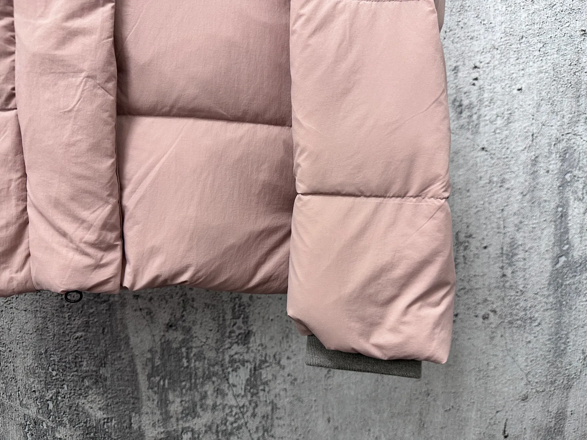 P740 【𝗖𝗔𝗡𝗔𝗗𝗔 𝗚𝗢𝗢𝗦𝗘】Capsule Series Macaron White Label Fabric: Made of soft EnduraLuxe fabric imported from DuPont, CORDURA, USA, which enhances the durability of easy-to-wear parts, is lightweight and durable; the liner is made of 400T anti-velvet gallbladder, which is comfortable, soft and non-velvet. : Equipped with a detachable hood, which can be adjusted in two directions, and is also filled with down, which brings greater softness and wrapping around the head and neck, and is full of warmth. This parka features white trim on the back and sides, and the hardware locks are all original and custom-made to match the muted fabric color. Goose label: The official website’s new series of silicone material labels, non-embroidery labels. Length: Fit hip-length. Size: XS-L